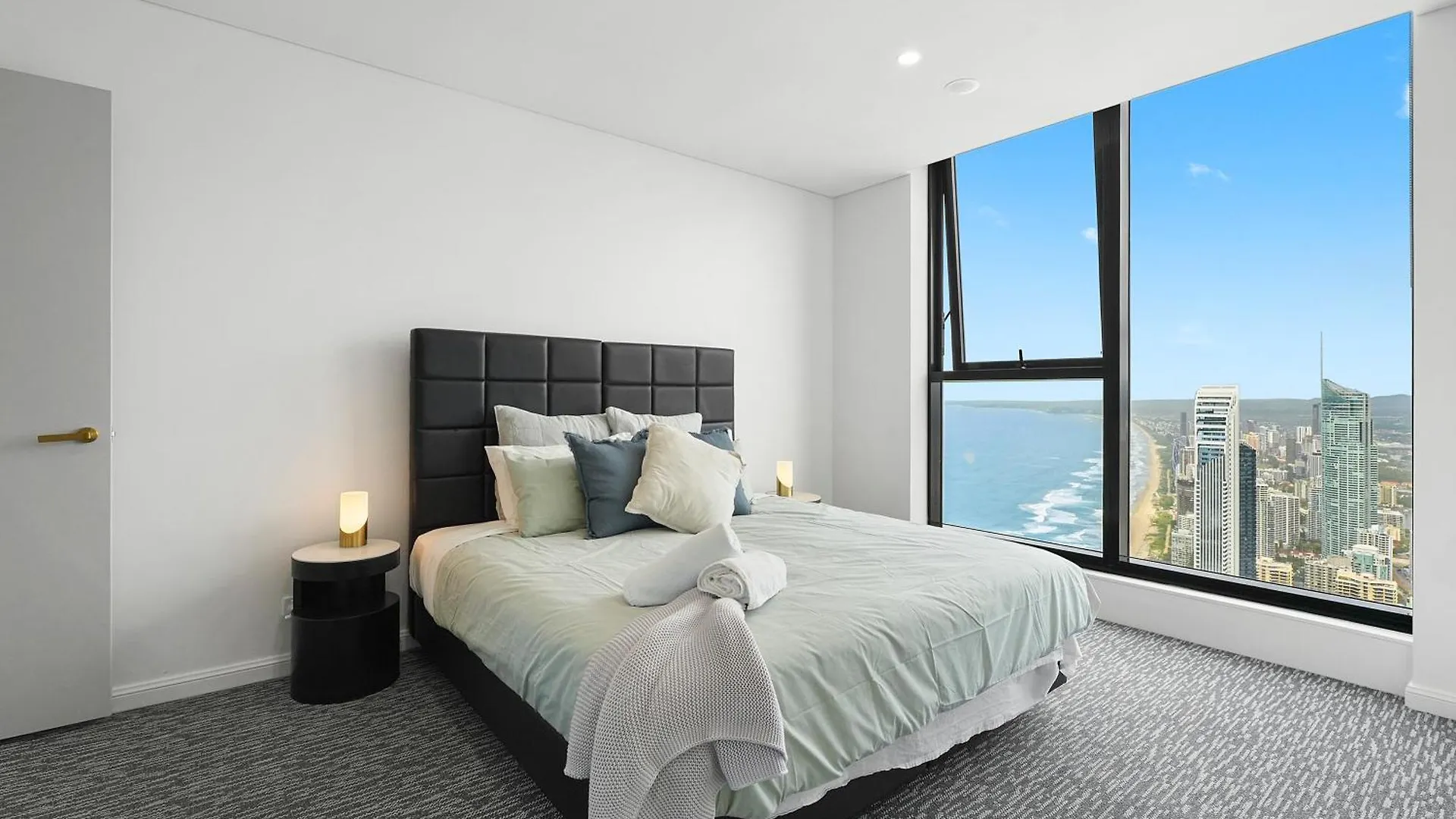Sky-High 72 Stories At The Seaside - Pet Friendly Lägenhet Guldkusten 0*,  Australien